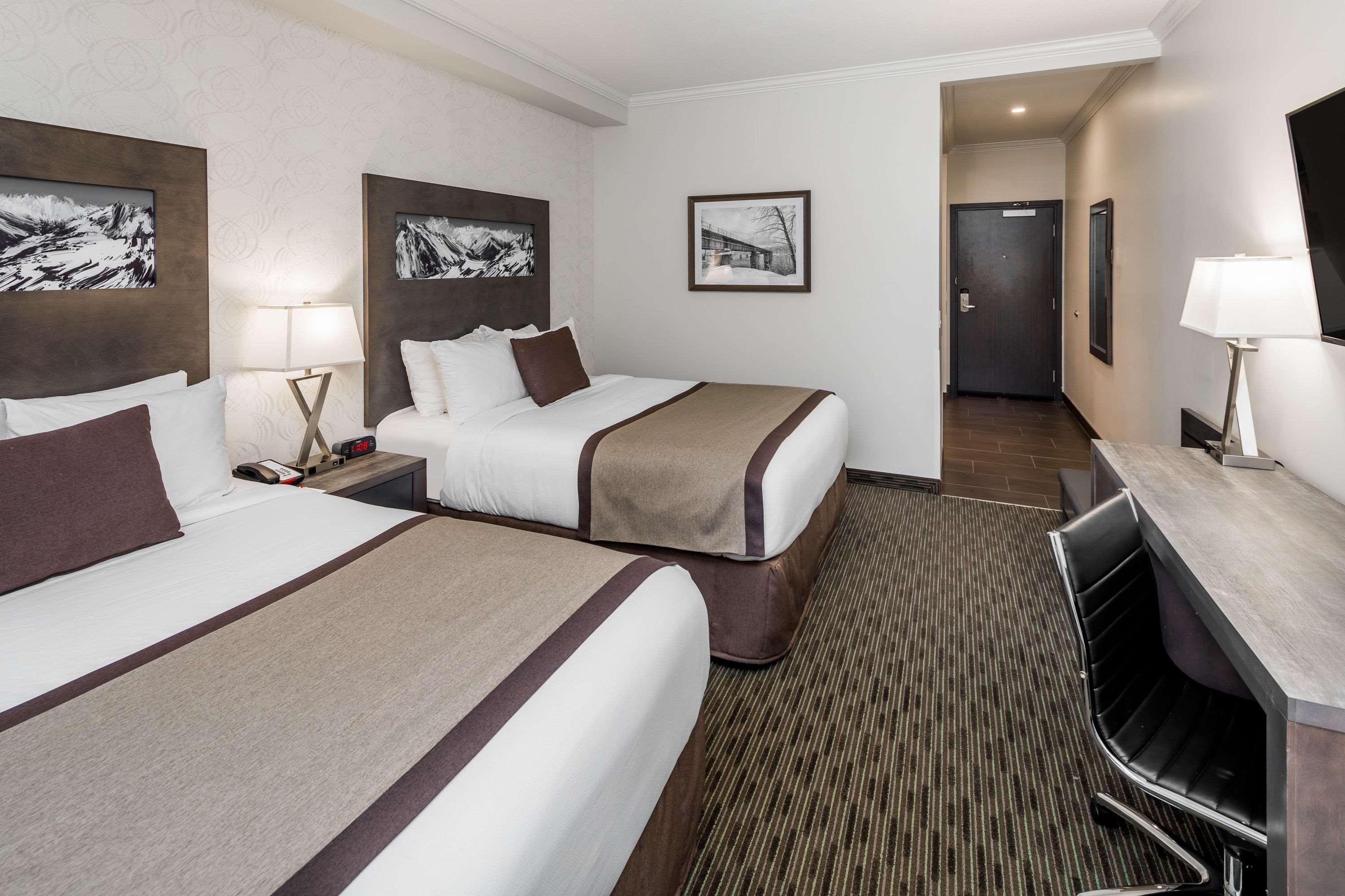 Ramada by Wyndham Revelstoke Hotel Bagian luar foto