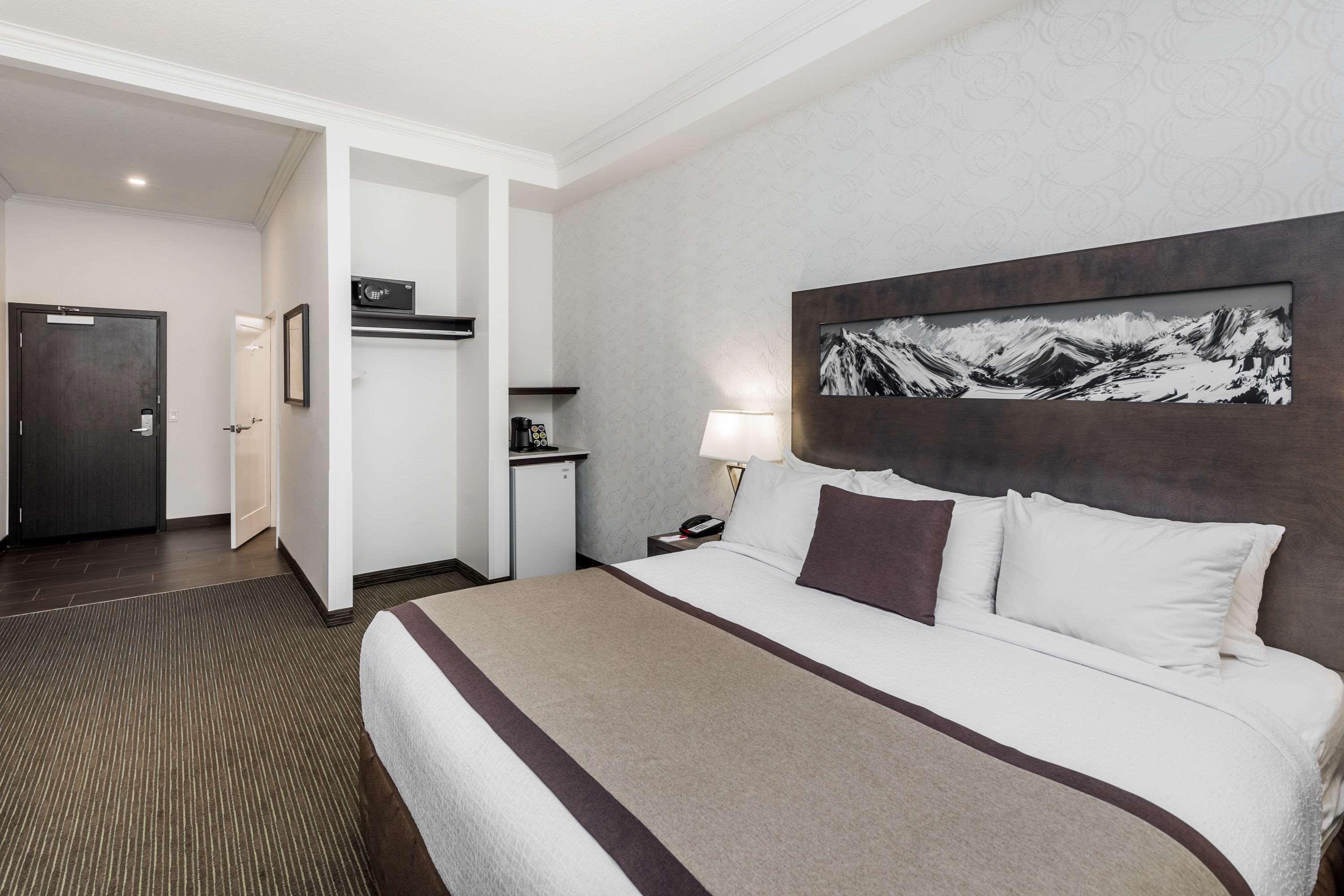 Ramada by Wyndham Revelstoke Hotel Bagian luar foto