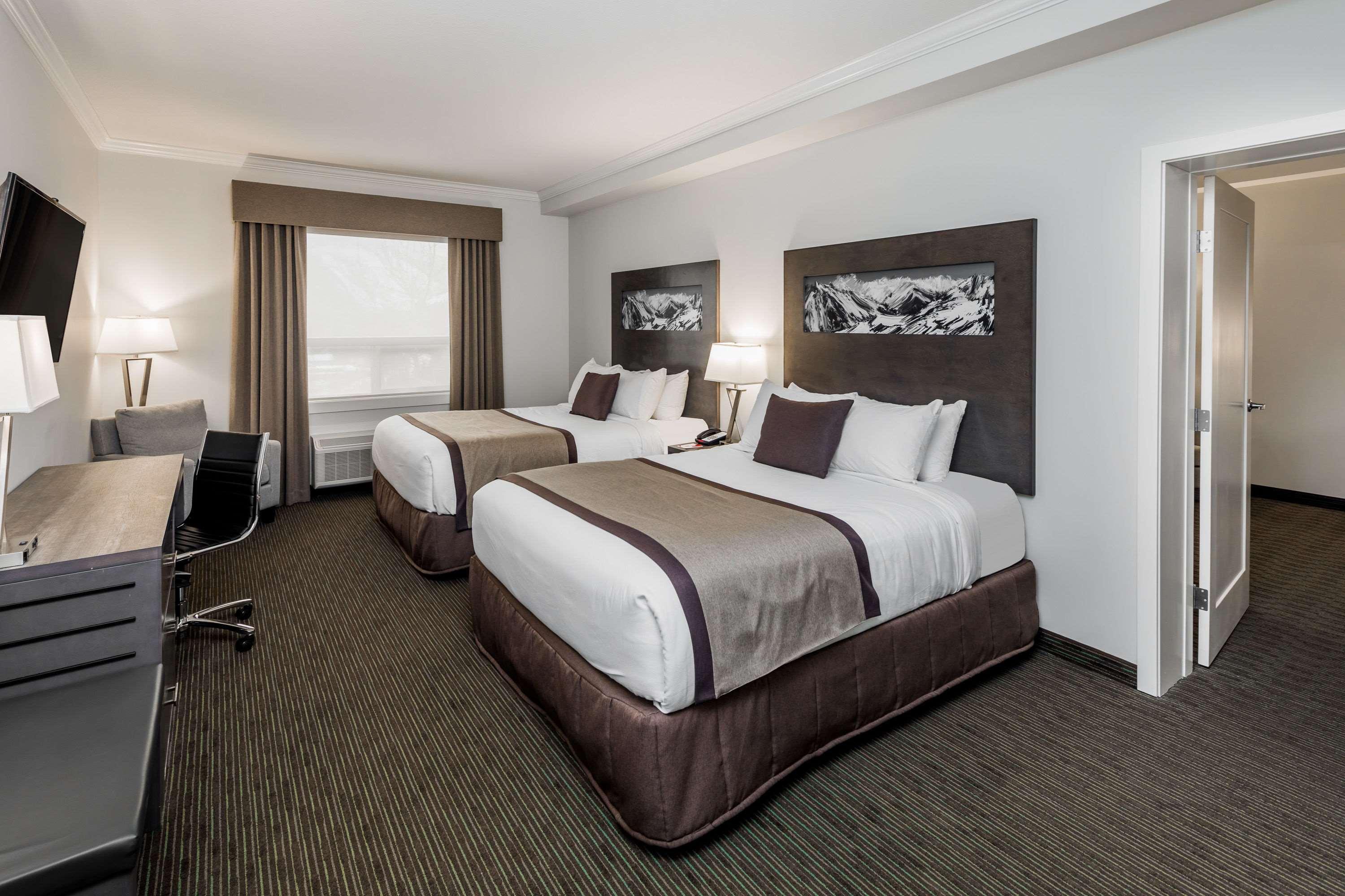Ramada by Wyndham Revelstoke Hotel Bagian luar foto
