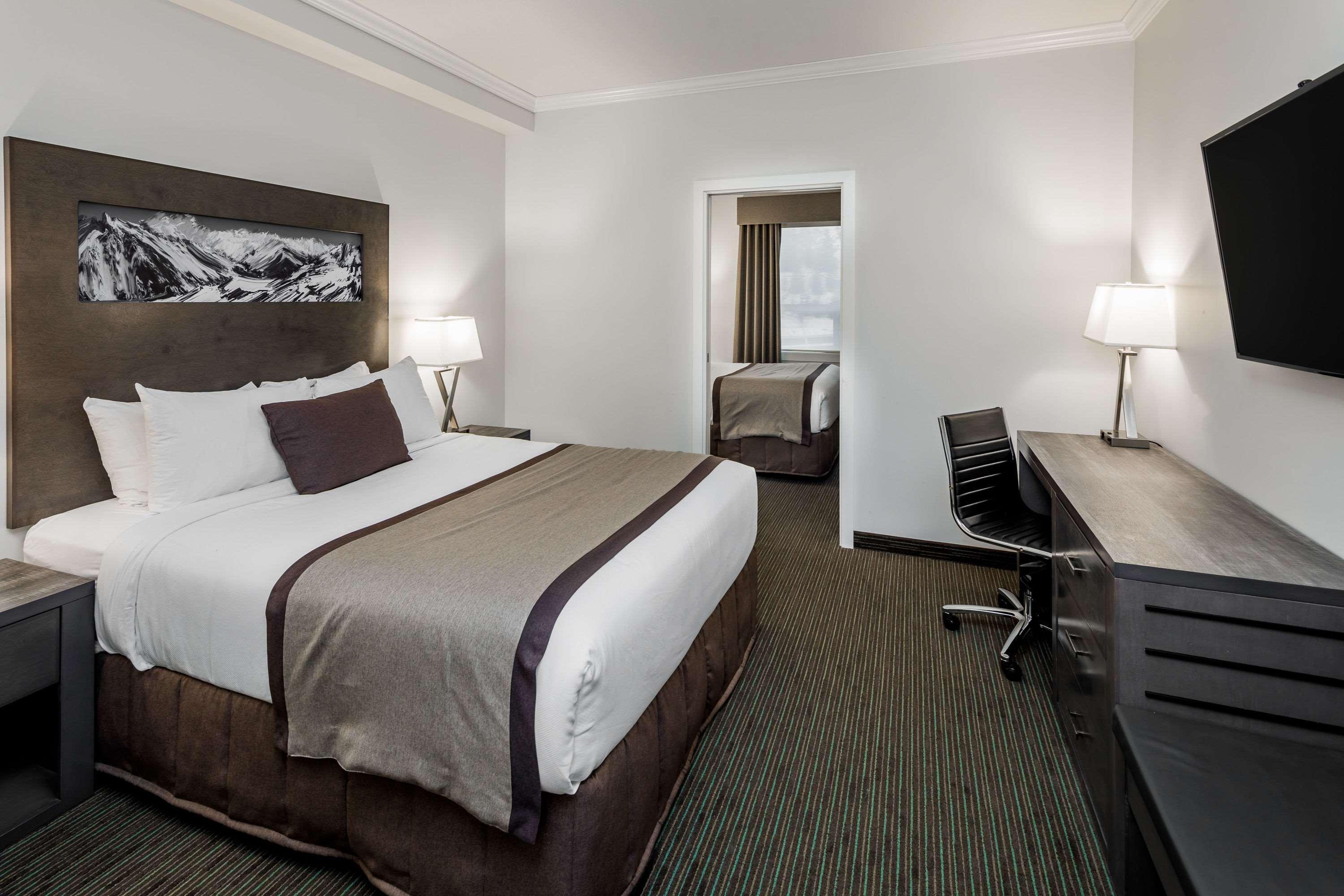 Ramada by Wyndham Revelstoke Hotel Bagian luar foto