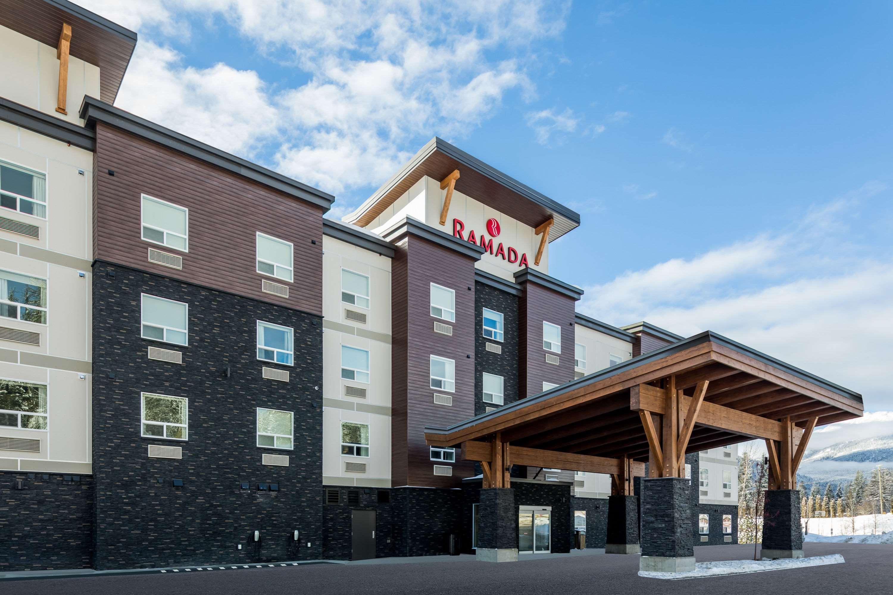 Ramada by Wyndham Revelstoke Hotel Bagian luar foto