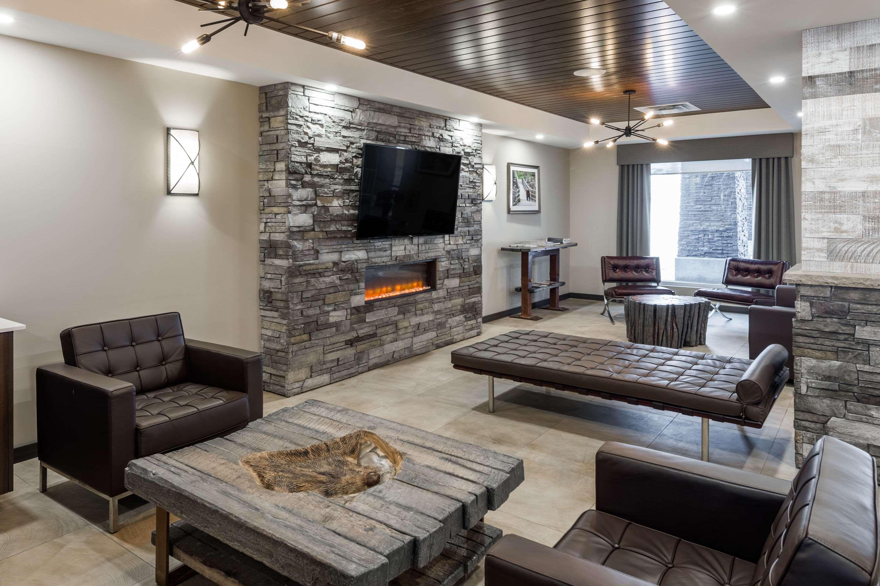Ramada by Wyndham Revelstoke Hotel Bagian luar foto