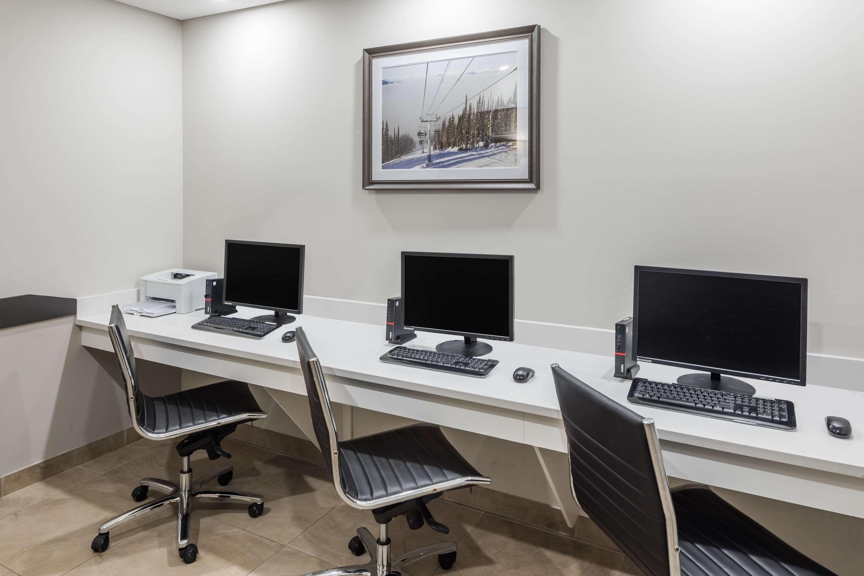 Ramada by Wyndham Revelstoke Hotel Bagian luar foto