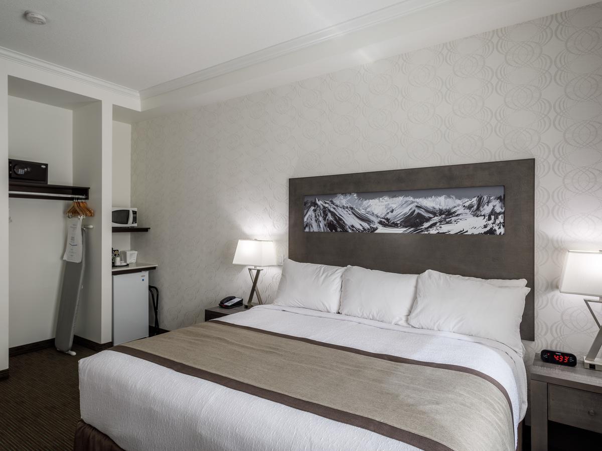 Ramada by Wyndham Revelstoke Hotel Bagian luar foto