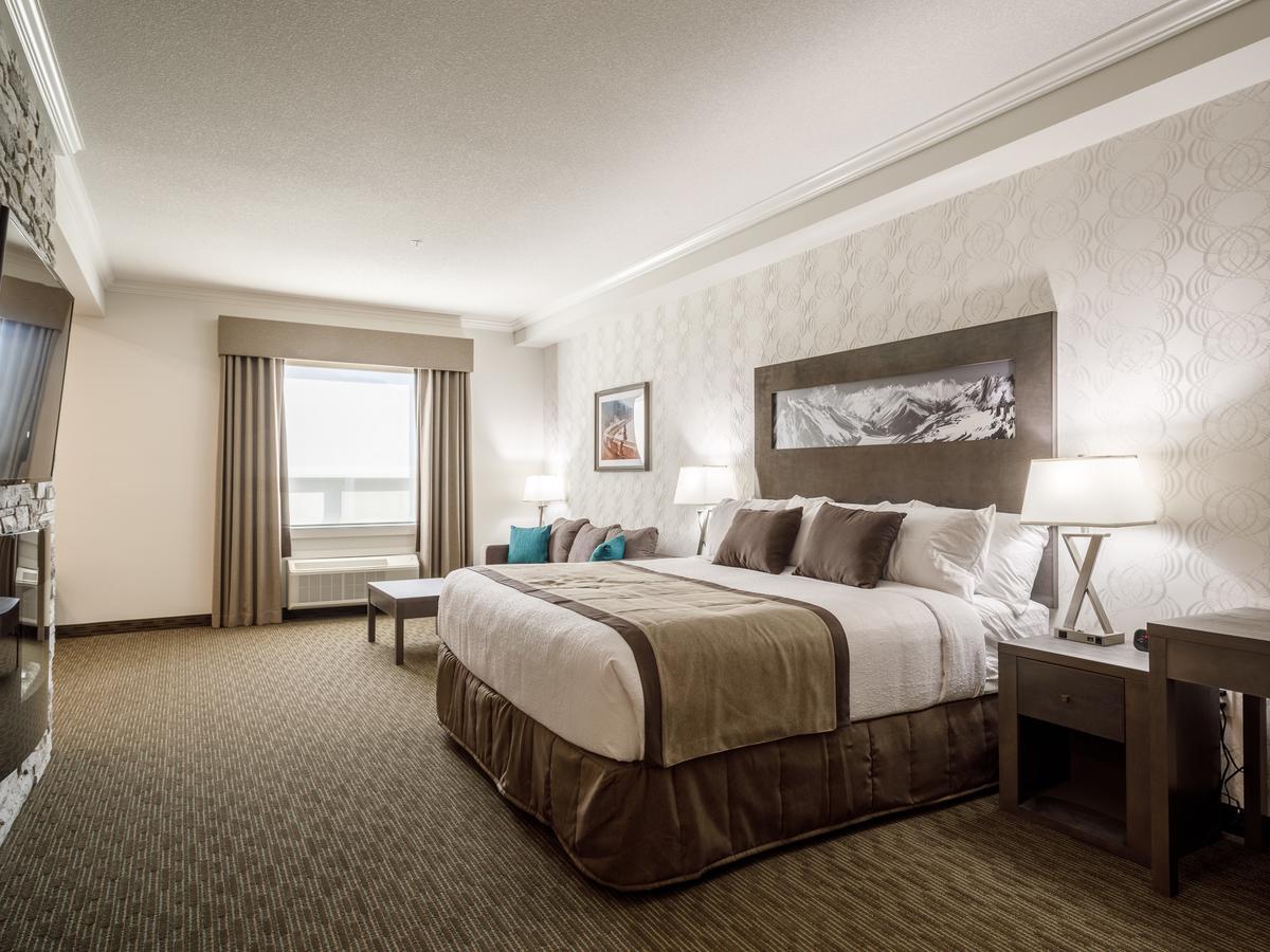 Ramada by Wyndham Revelstoke Hotel Bagian luar foto