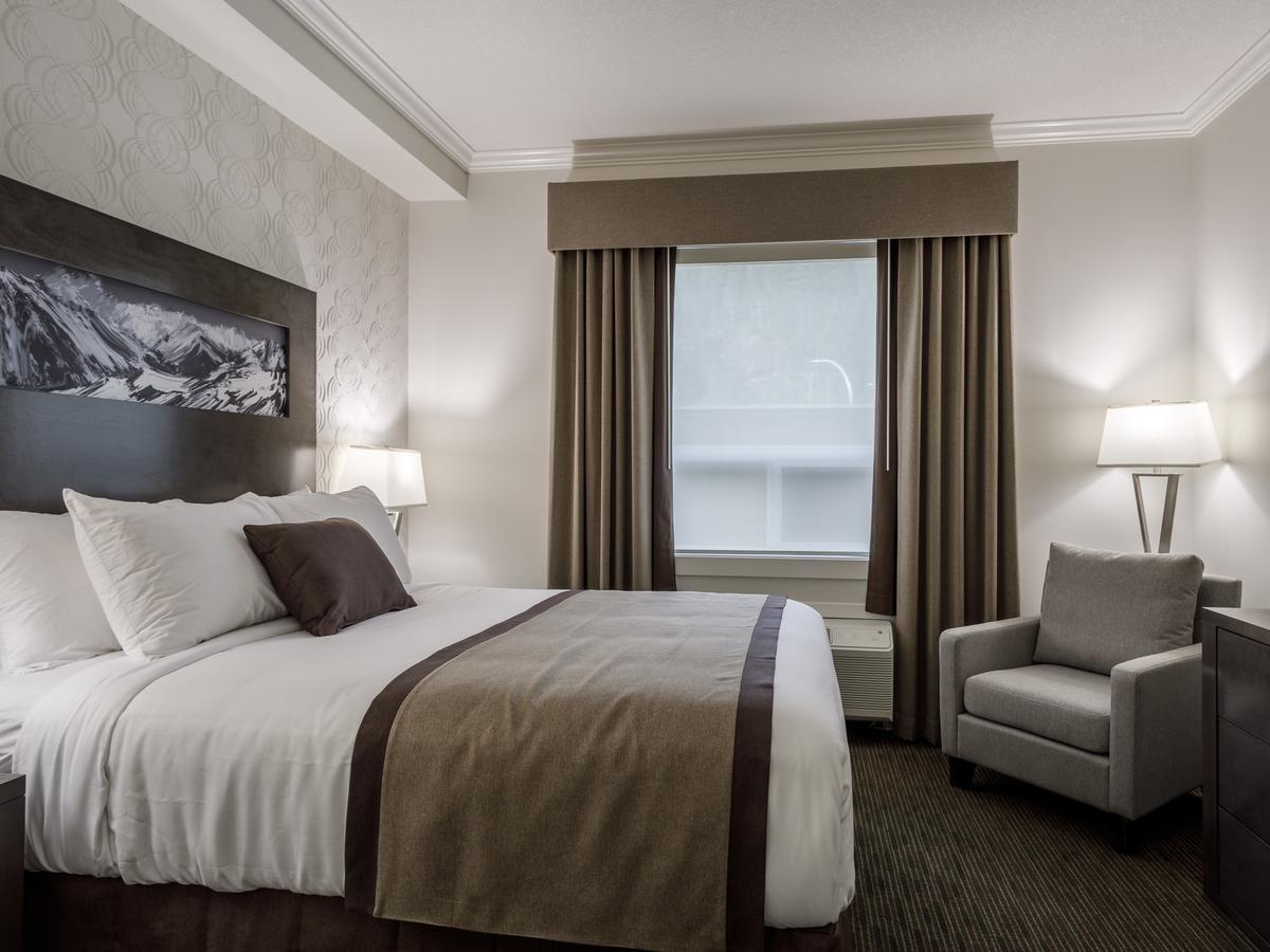 Ramada by Wyndham Revelstoke Hotel Bagian luar foto