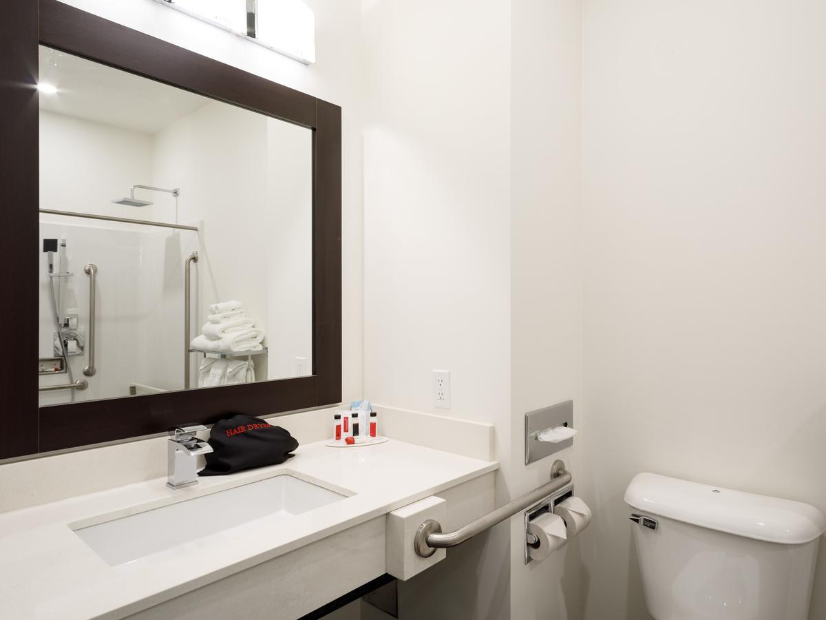 Ramada by Wyndham Revelstoke Hotel Bagian luar foto