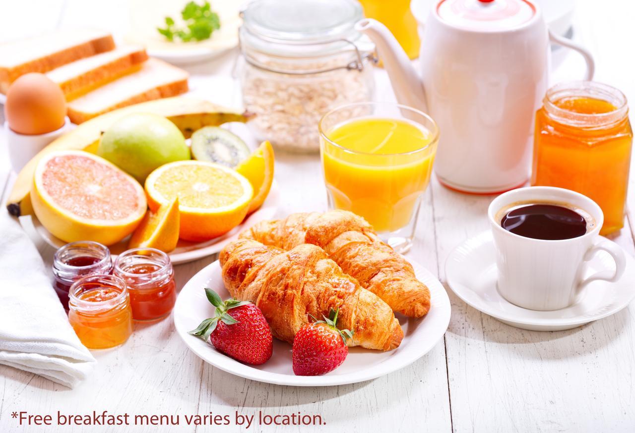 Ramada by Wyndham Revelstoke Hotel Bagian luar foto