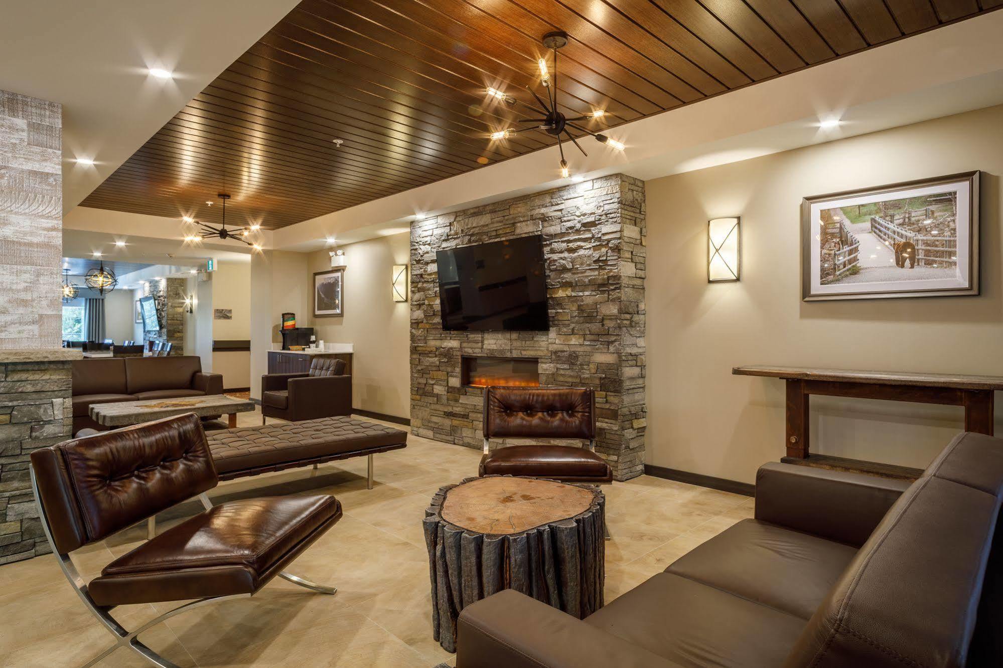 Ramada by Wyndham Revelstoke Hotel Bagian luar foto