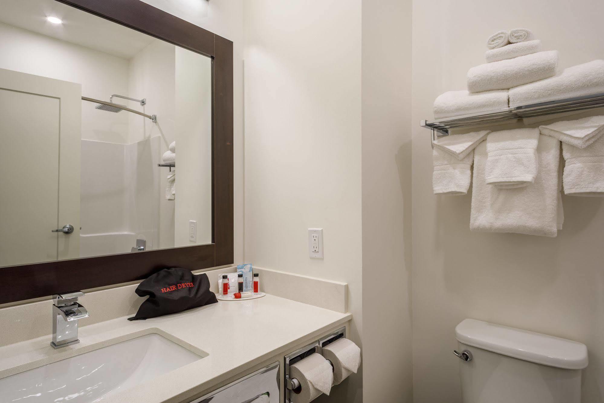 Ramada by Wyndham Revelstoke Hotel Bagian luar foto