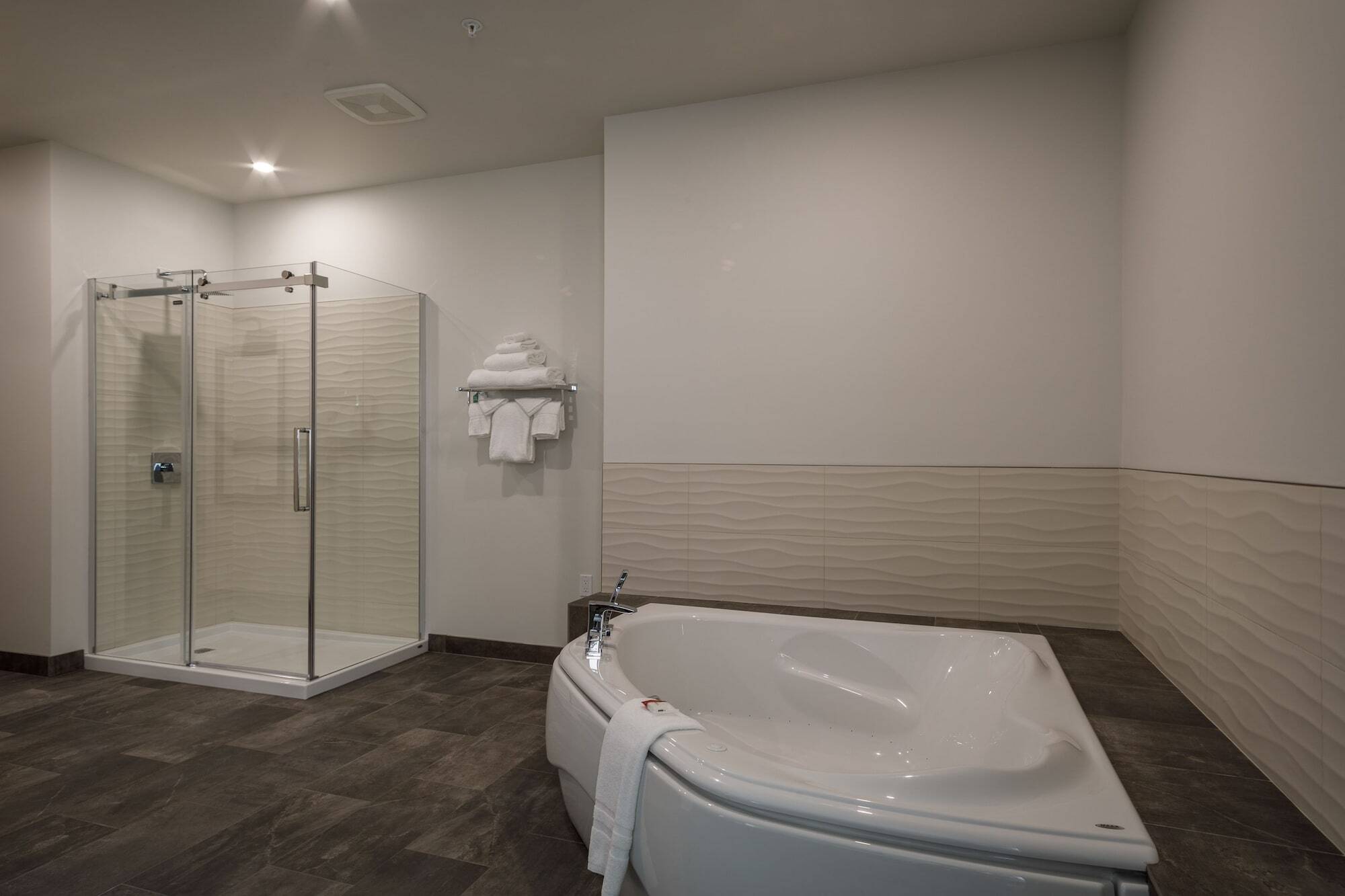 Ramada by Wyndham Revelstoke Hotel Bagian luar foto
