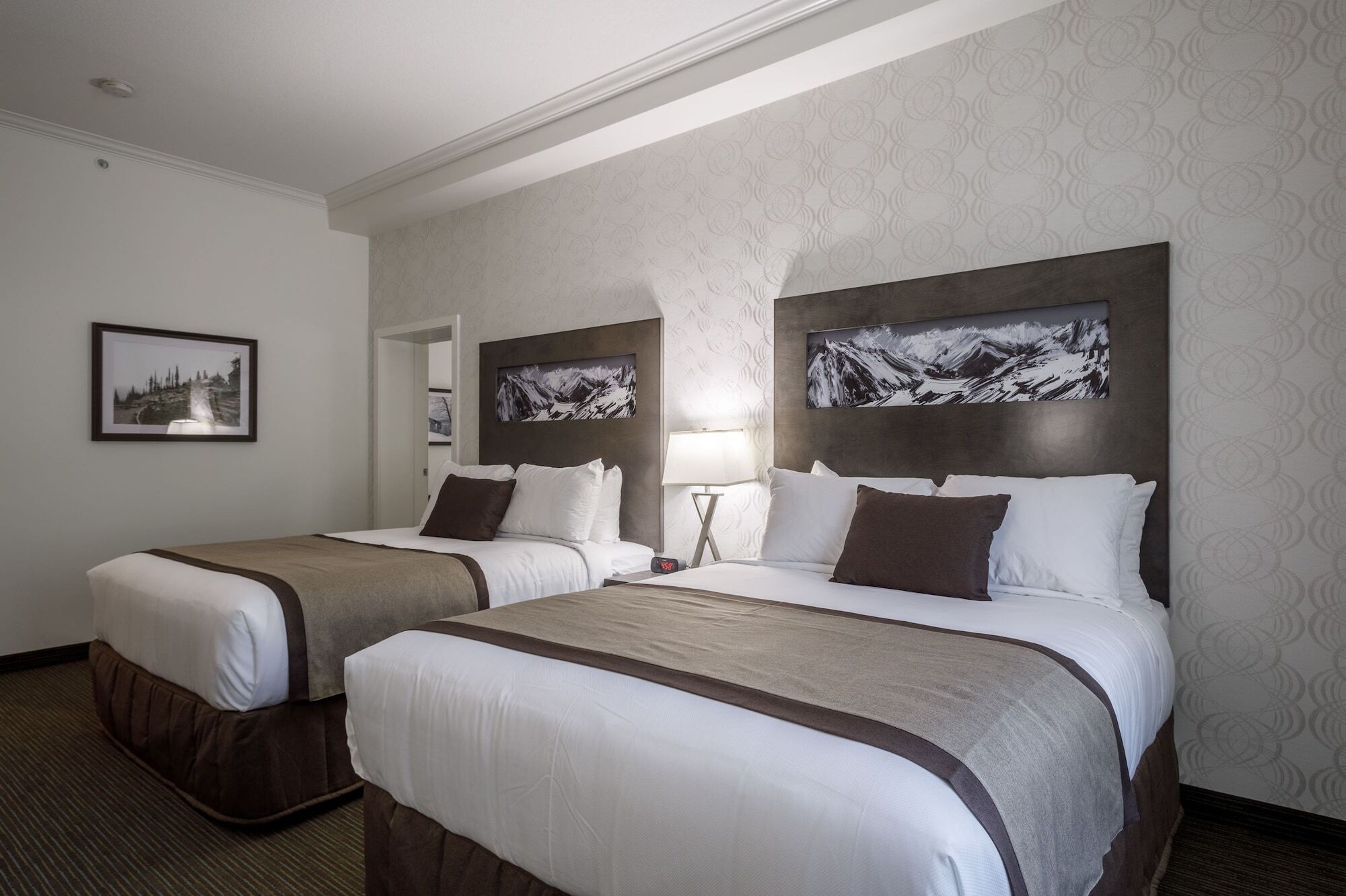Ramada by Wyndham Revelstoke Hotel Bagian luar foto