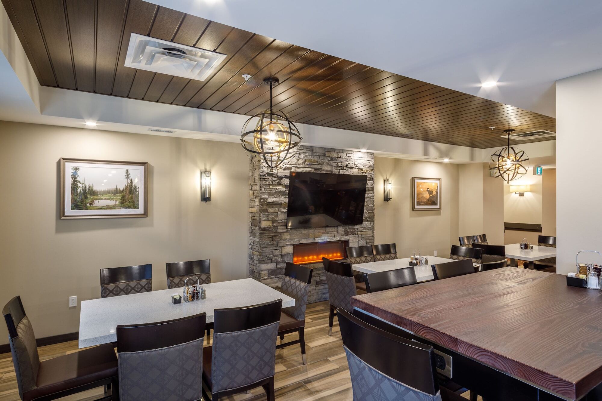 Ramada by Wyndham Revelstoke Hotel Bagian luar foto